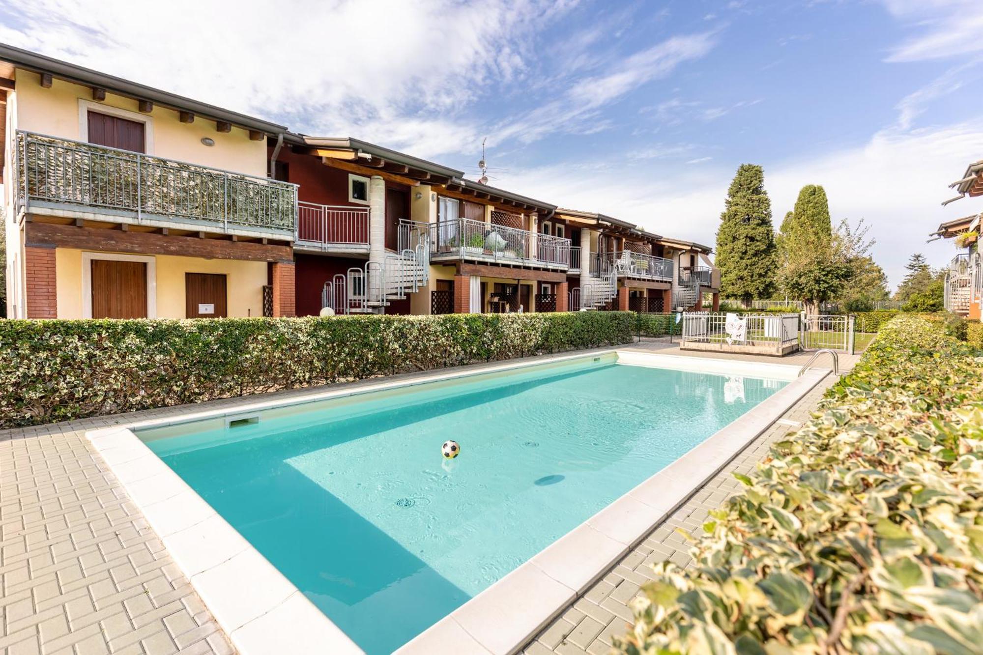 Residence La Corte Near Gardaland 卡斯特努沃德加尔达 外观 照片